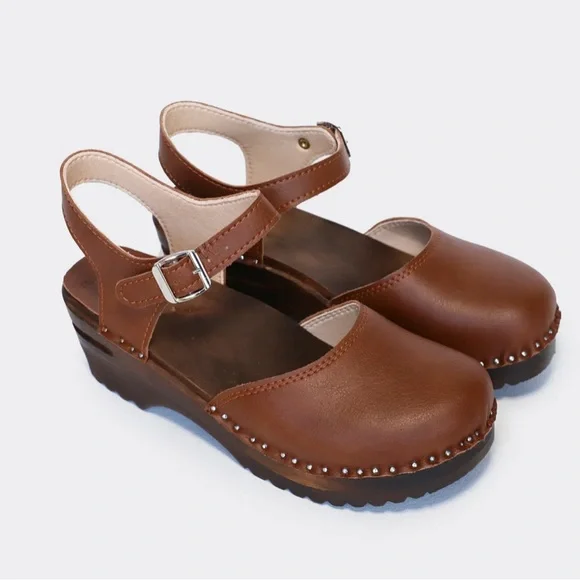Good guys don’t wear leather Sofia clog sandals brown